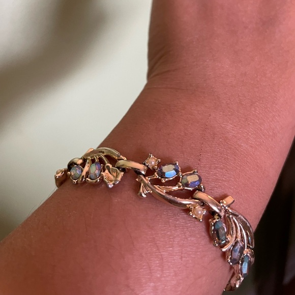 Elegant unsigned Coro Gold, Pearl and Blue AB stone Bracelet - Picture 5 of 8